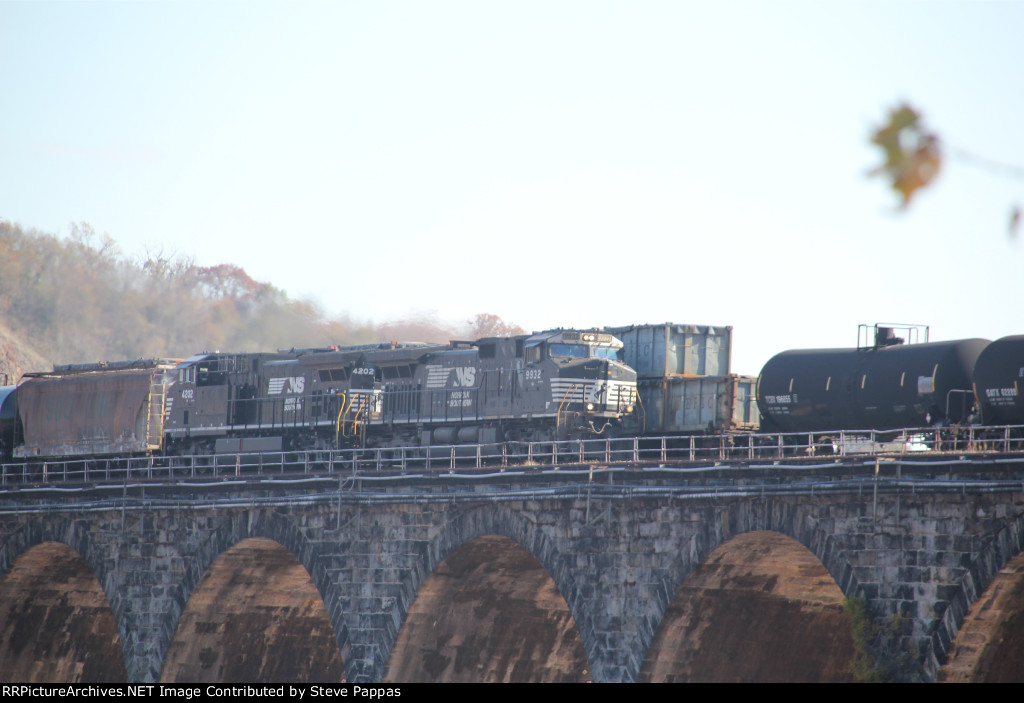 NS 9232 and 4202 on Rockville bridge